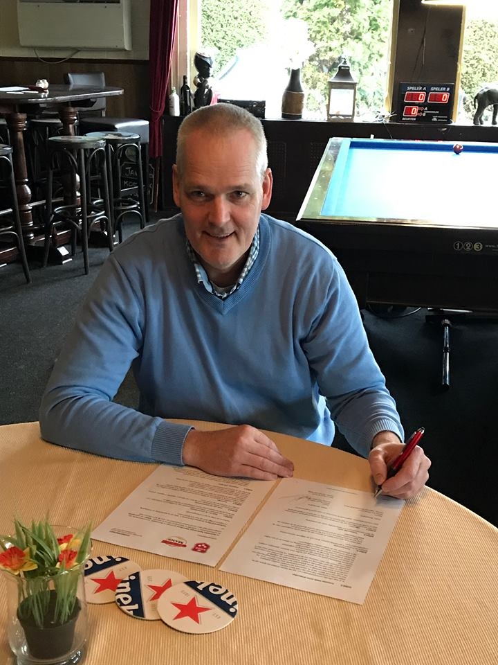 Driejarig Contract Horecabedrijf Mans Met Sectie Driebanden Driebanden
